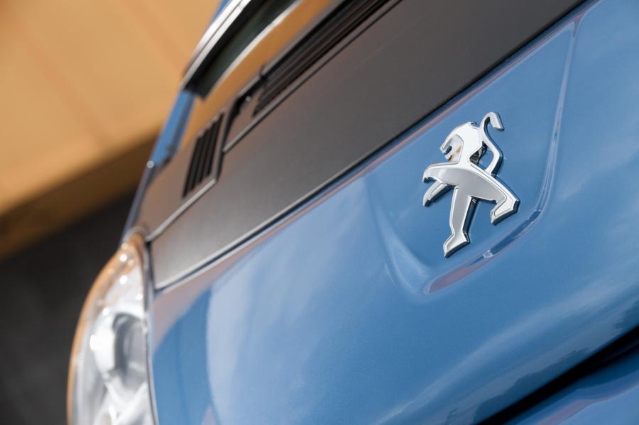  Peugeot iOn 2011 года  (фото 20 из 38)